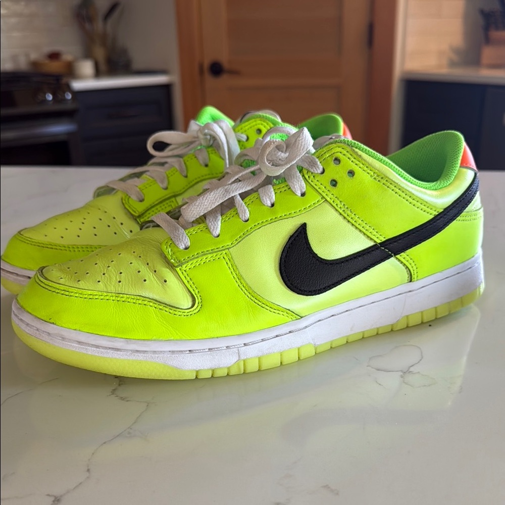 Nike Dunk Low SE Volt